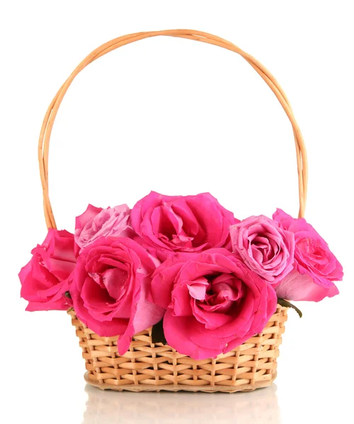 Mooie roze rozen in mand geïsoleerd op wit — Stockfoto