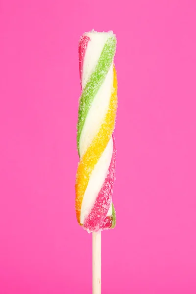Bunte Fruchtsaft-Eis auf rosa Hintergrund — Stockfoto