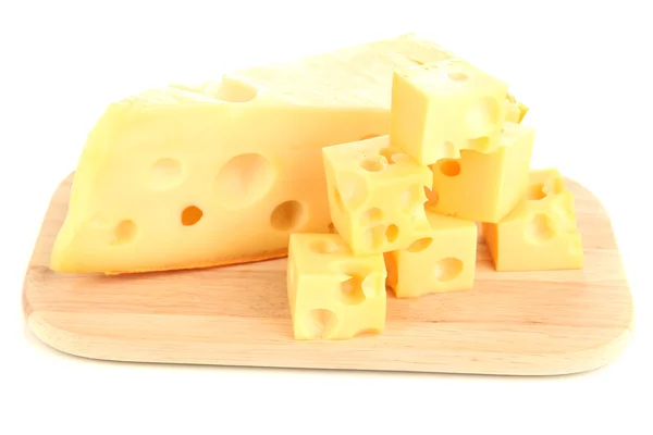 Κόψτε το τυρί σε σανίδα που απομονώνονται σε λευκό — Φωτογραφία Αρχείου