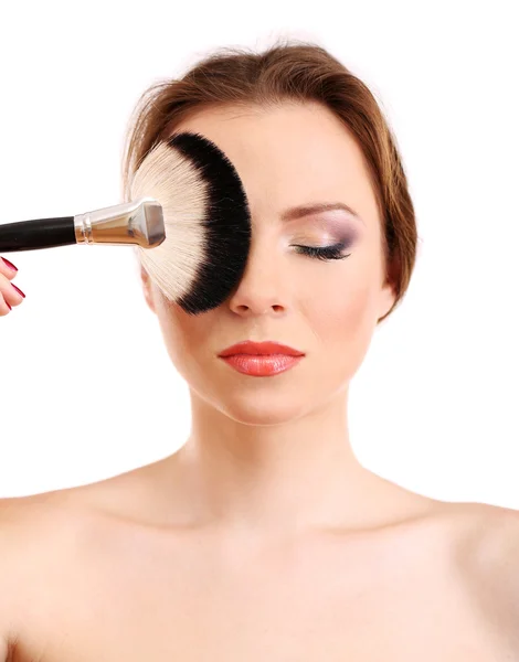 Retrato de mujer hermosa con cepillo de maquillaje para polvo, aislado en blanco — Foto de Stock