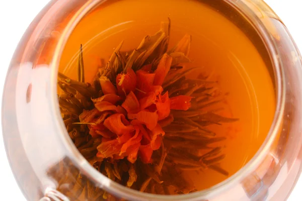 Exotické zelený čaj s květy ve skleněné konvici, zblízka — Stock fotografie
