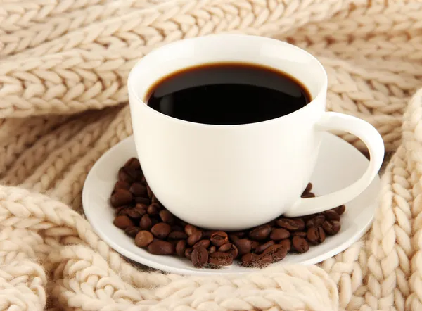 Tasse Kaffee mit Schal in Großaufnahme — Stockfoto