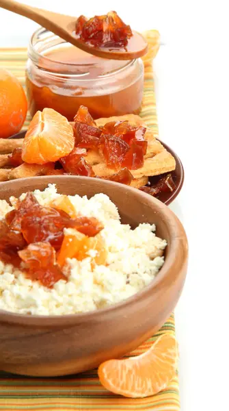 Cottage kaas in kom met zelfgemaakte tangerine jam, geïsoleerd op wit — Stockfoto