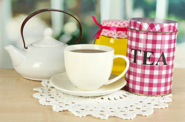 Tarro y taza de té aislados en blanco —  Fotos de Stock
