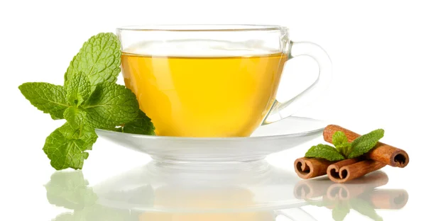 Taza de té con menta y canela aislada sobre blanco — Foto de Stock