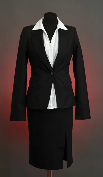 Blusa blanca y falda negra con abrigo sobre maniquí sobre fondo de color —  Fotos de Stock