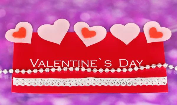 Tarjeta de felicitación para el Día de San Valentín sobre fondo morado — Foto de Stock