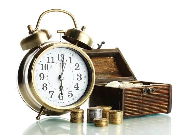 Reloj despertador con monedas en pecho aislado en blanco —  Fotos de Stock