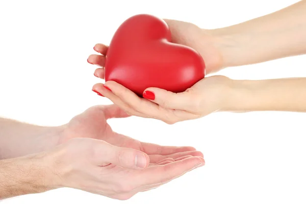 Красное сердце у женщины и мужчины руки, изолированные на белом — стоковое фото