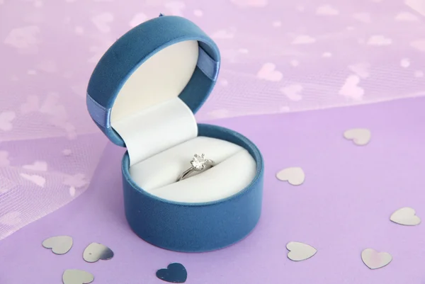 Gyönyörű doboz jegygyűrűvel lila háttér — Stock Fotó