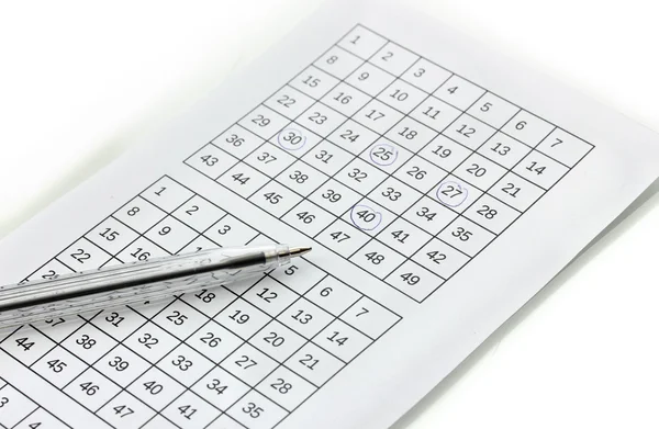 Biglietto della lotteria e penna, isolato su bianco — Foto Stock