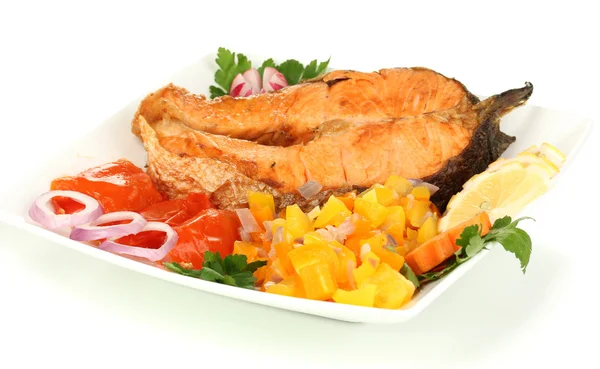 sebzeler üzerinde beyaz izole iştah açıcı ızgara somon