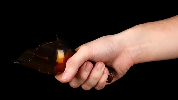 Mannenhand met gebroken glas fles, geïsoleerd op zwart — Stockfoto