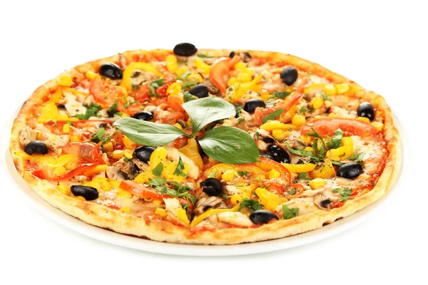 Gustosa pizza con verdure, pollo e olive isolate su bianco — Foto Stock