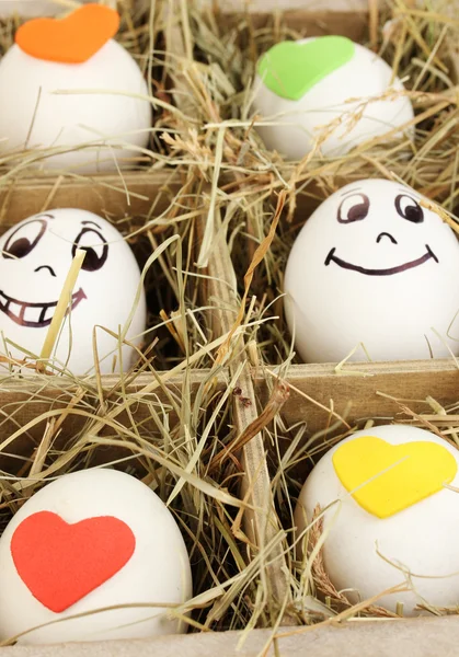 Huevos de Pascua decorativos en cesta de madera de cerca —  Fotos de Stock