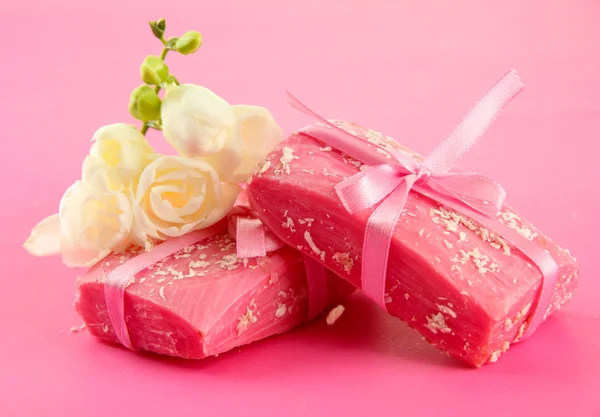 Savon naturel fait main, sur fond rose — Photo