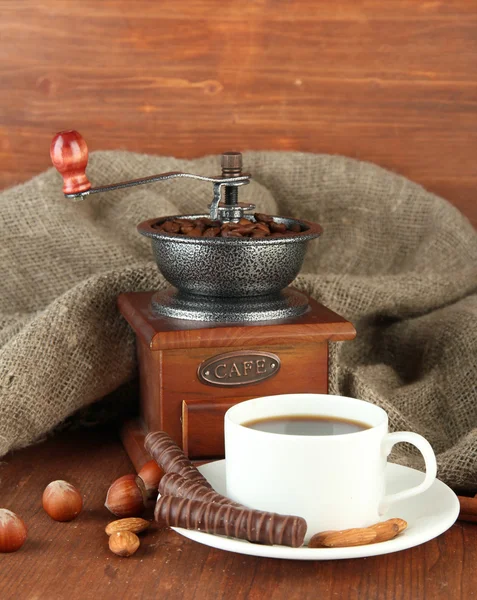 Ciemna czekolada, gorący napój i młyn do kawy na drewnianym tle — Zdjęcie stockowe