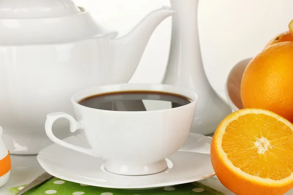 Hermoso servicio de cena blanca con naranjas aisladas en blanco — Foto de Stock