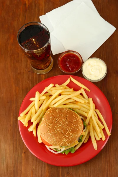 おいしいチーズバーガーとフライド ポテトと冷たい飲み物、木製の背景 — ストック写真