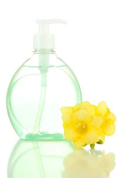 Garrafa com sabão líquido e flor isolada sobre branco — Fotografia de Stock