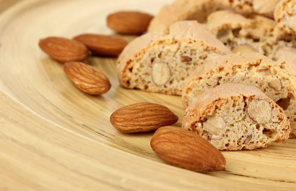 Galletas aromáticas cantuccini en placa de madera primer plano —  Fotos de Stock