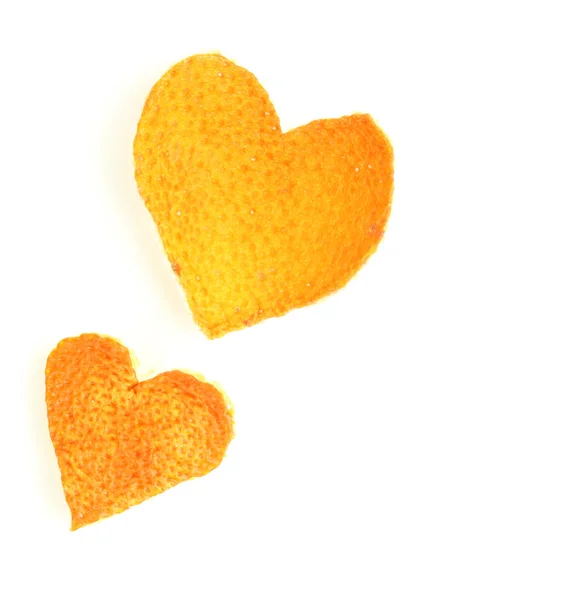 Corazones decorativos de cáscara de naranja seca aislados en blanco — Foto de Stock