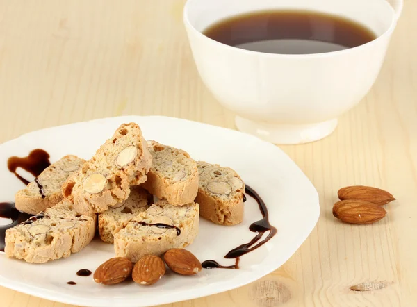 Aromatische cookies cantuccini en kopje koffie op houten tafel close-up — Stockfoto