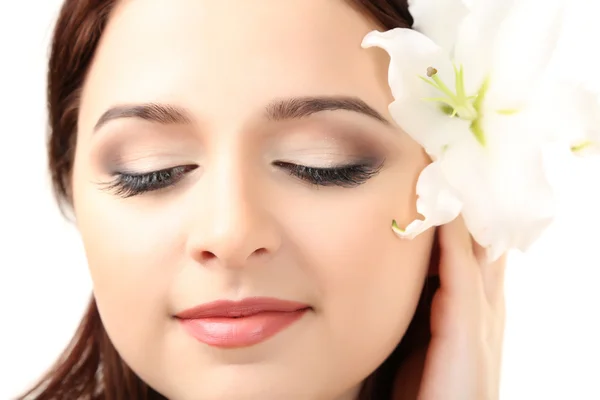 Portrait de belle jeune femme au maquillage glamour et fleur, isolé sur blanc — Photo