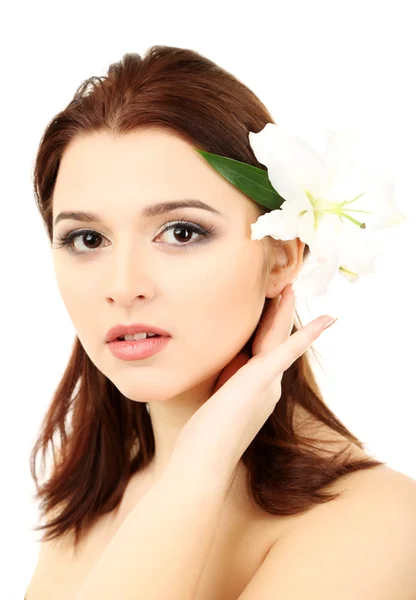 Πορτρέτο του όμορφη νεαρή γυναίκα με αίγλη μακιγιάζ και λουλουδιών, που απομονώνονται σε λευκό — Φωτογραφία Αρχείου
