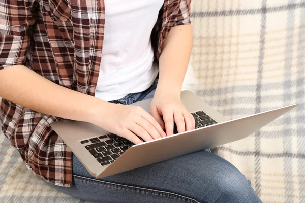 Manos femeninas escribiendo en el ordenador portátil —  Fotos de Stock