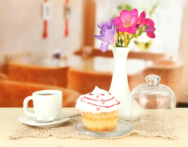 Cupcake on saucer with glass cover, on bright background — Stock Photo, Image