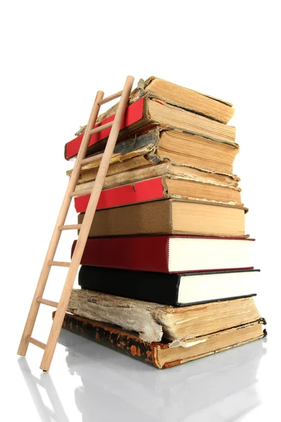 古い書籍や白で隔離され、木製のはしご — ストック写真
