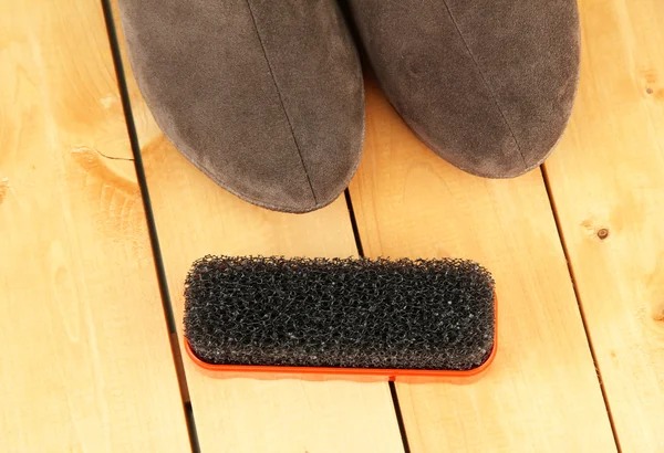 Cepillo para zapatos de gamuza, sobre fondo de madera — Foto de Stock