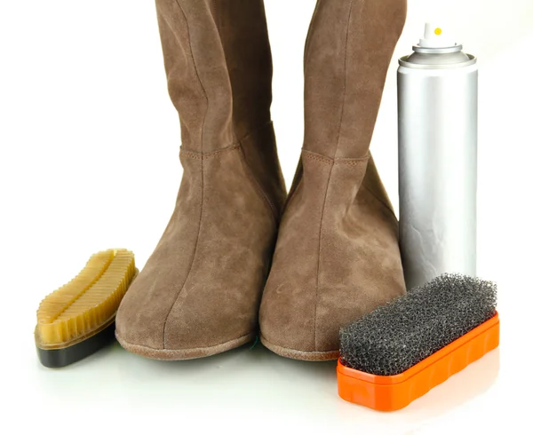 Set di articoli per la pulizia e la lucidatura delle scarpe, isolati su bianco — Foto Stock