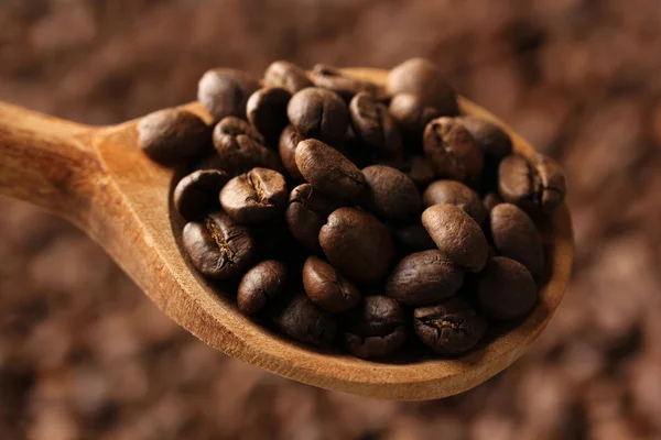 Ziarna kawy w drewnianej łyżeczce, zbliżenie — Zdjęcie stockowe