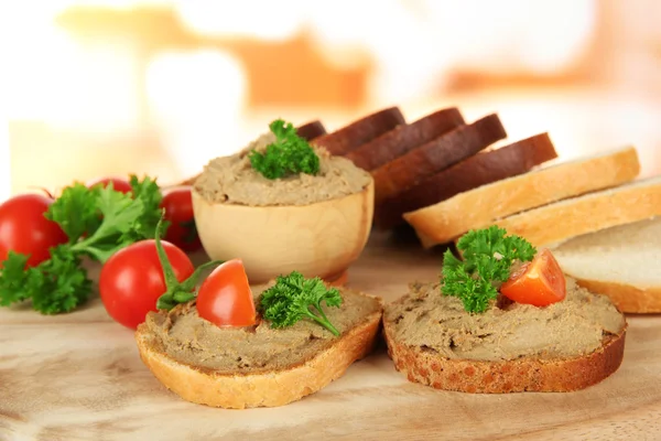 Composition de pâté frais, tomates et pain, sur fond lumineux — Photo