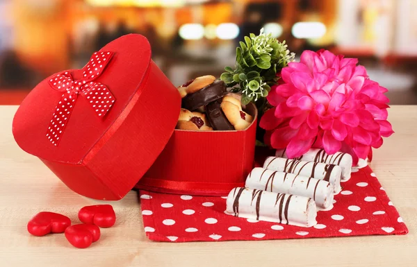 Сладкое печенье в подарочной коробке на столе в кафе — стоковое фото