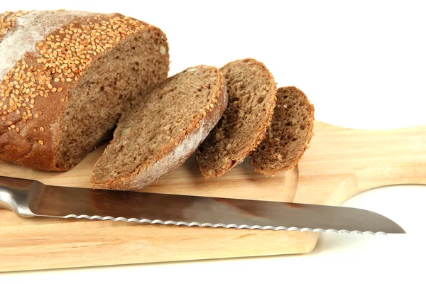 Bread with sesame seeds and knife on wooden board close up — Stock Photo, Image