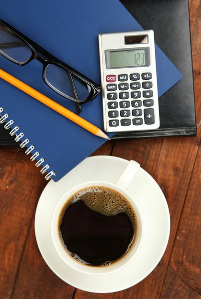 Kopje koffie op werktafel close-up — Stockfoto