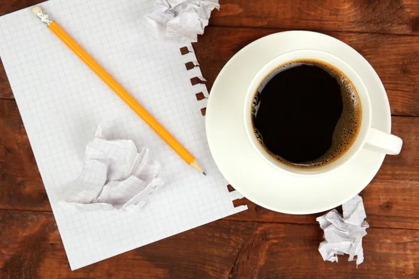 ドキュメントで覆われて作業テーブルの上にコーヒーのカップをクローズ アップ — ストック写真