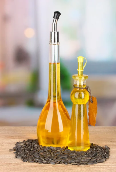 Различные виды масла с семенами подсолнечника на столе на кухне — стоковое фото