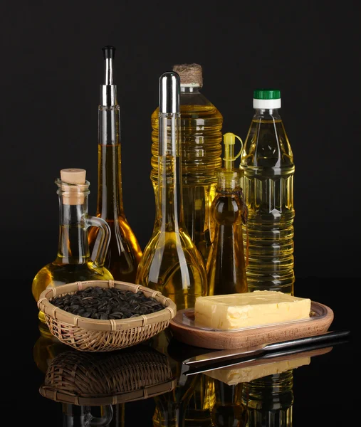 Różne rodzaje oleju z nasion słonecznika na ciemnym tle — Zdjęcie stockowe