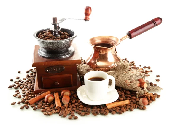 Taza y olla de café y granos de café, aislados en blanco — Foto de Stock