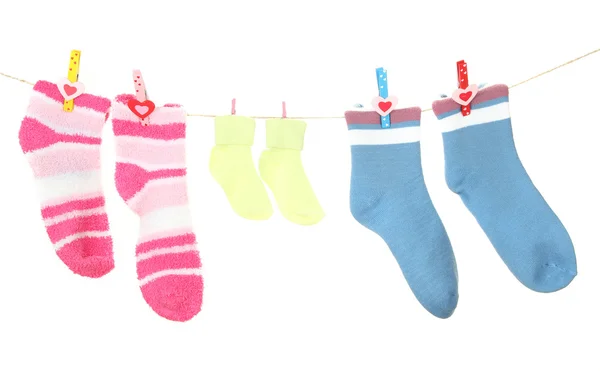 Bunte Socken hängen an der Wäscheleine, isoliert auf weiß — Stockfoto