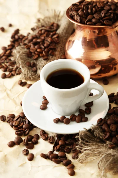 Taza y taza de café sobre fondo beige —  Fotos de Stock