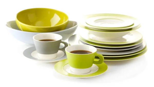 Lege kommen, borden en kopjes thee geïsoleerd op wit — Stockfoto