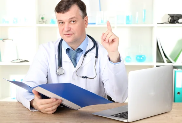 Medical doctor working at desk — Stock Photo, Image