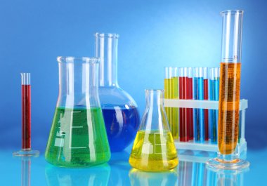 test tüpleri ile mavi arka plan üzerinde renkli sıvı