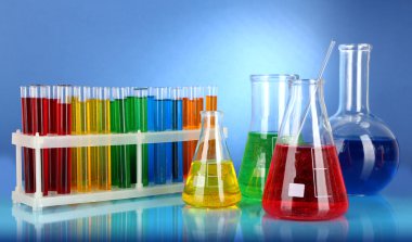 test tüpleri ile mavi arka plan üzerinde renkli sıvı