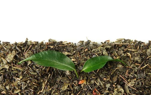 Droge thee met groene bladeren, geïsoleerd op wit — Stockfoto